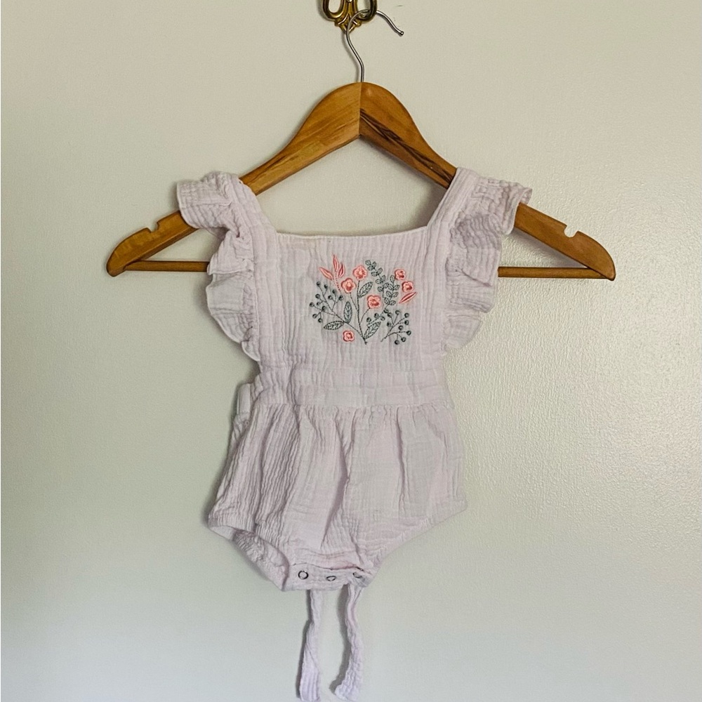 Infant Girl Romper with Ruffled Sleeves & Floral Embroidery (Size 0-3 Months)